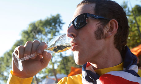 Bradley Wiggins drinks champagne