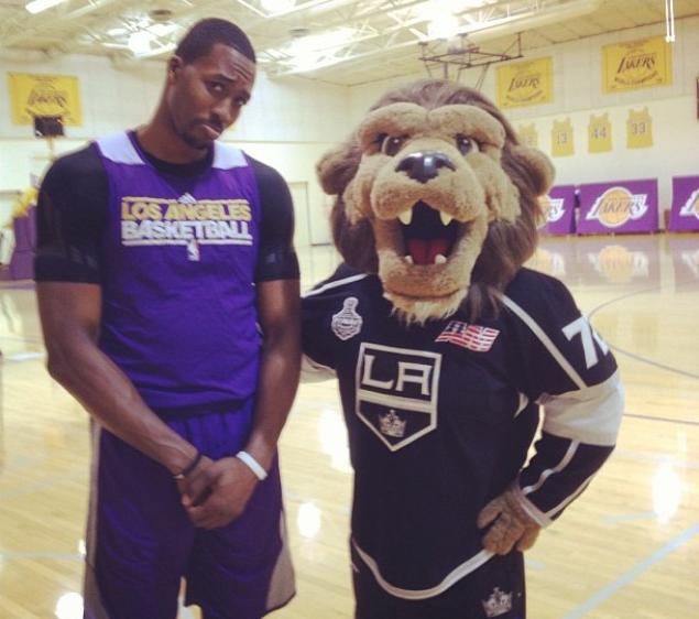 dwight howards and LA Kings Mascot