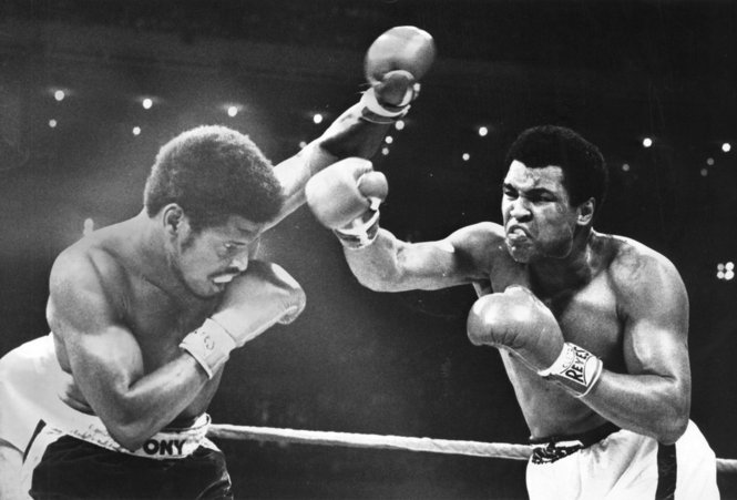 muhammad ali beats leon spinks